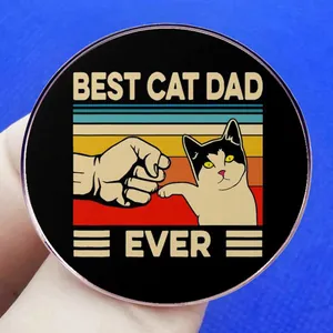 Pin's Best Cat Dad Ever rétro montrant un fist bump entre un humain et un chat