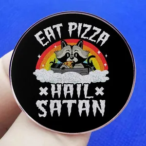 Lustiger Waschbär Anstecknadel aus Metall mit Pizza und Regenbogen Motiv Design