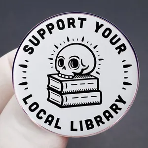 Spilla Support Your Local Library con teschio su libri in un design nero e bianco
