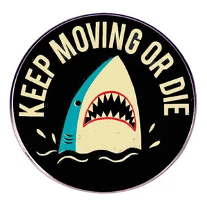 Broche Ronde en Alliage de Métal Requin Dessin Animé Keep Moving Or Die Badge pour Hommes Femmes Mode Streetwear Bijoux Accessoires Cadeau