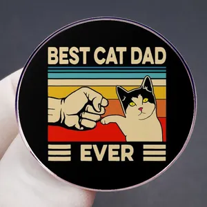 Pin's émaillé rétro Best Cat Dad Ever avec motif de patte de chat et poing contre poing
