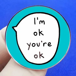 Broche ronde bleue en émail avec bulle de texte I'm ok you're ok pour accessoires