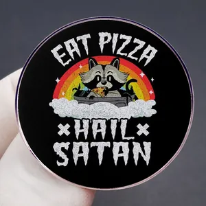 Waschbär-Anstecknadel mit Eat Pizza Hail Satan Text und Regenbogen-Illustration