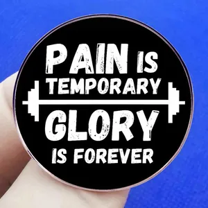 Badge rond noir avec citation Pain is Temporary Glory is Forever et motif haltère