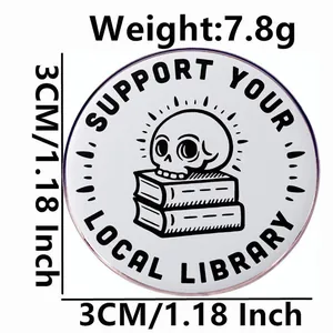 Spilla smaltata teschio e libri Support Your Local Library diametro 3cm accessorio