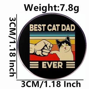 Badge Best Cat Dad Ever avec illustration de fist bump et décor rétro soleil