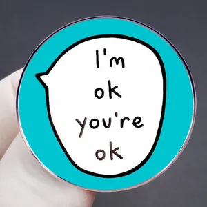 Pin's rond en émail bleu avec citation I'm ok you're ok et motif de bulle de texte blanche