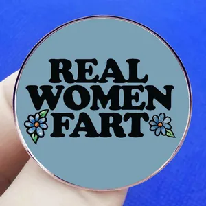 Lustige Real Women Fart Brosche aus Metall mit blauen Blumen auf blauem Hintergrund