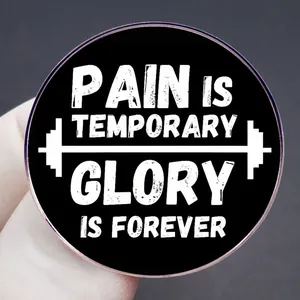 Badge de fitness avec citation Pain Is Temporary Glory Is Forever et graphique d'haltère