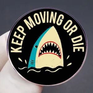Badge requin avec texte Keep Moving Or Die et illustration de requin sur fond noir