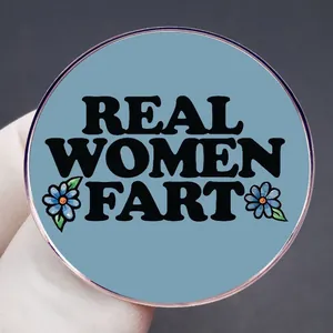 Lustiger Real Women Fart Emaille-Anstecker in Hellblau mit floralen Akzenten und Zitat