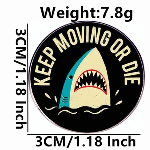 Badge broche en métal requin avec texte Keep Moving or Die et diamètre de 3cm