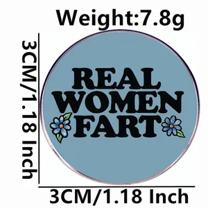 Runde Real Women Fart Emaille-Anstecknadel mit Blumen auf hellblauem Hintergrund