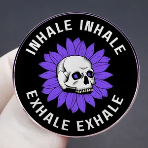 Broche ronde émaillée Inhale Exhale avec crâne et fleur violette sur métal noir