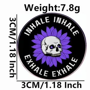 Badge Inhale Exhale de 3cm avec crâne et tournesols violets en émail décoratif