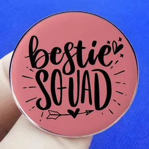 Rosa bestie SQUAD runder Anstecker mit Herzmotiven auf einem blauen strukturierten Grund