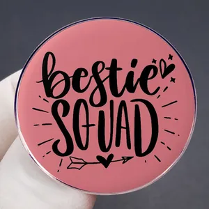 Rosa runder Bestie Squad Brosche-Anstecker aus Acryl mit schwarzer Schrift für Freunde