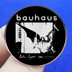 Insigne métallique Bauhaus avec logo du groupe et art Bela Lugosi's Dead noir et blanc