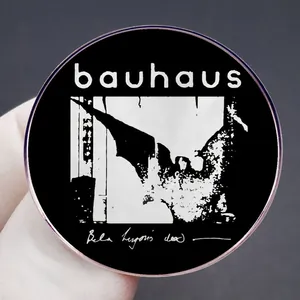 Broche punk du groupe Bauhaus avec le visuel emblématique Bela Lugosi's Dead sur badge