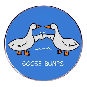 Broche Clou en Émail Humour Goose Bumps Dessin Animé Oies Blanches Fist Bump Badge Rond en Alliage pour Sac à Dos Vêtements