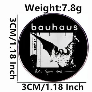 Pin's du groupe Bauhaus avec motif de chauve-souris Bela Lugosi's Dead en noir et blanc