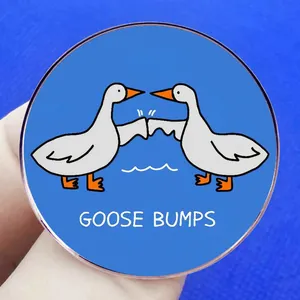 Pin's humour oie avec dessin animé et texte Goose Bumps sur badge rond en métal bleu