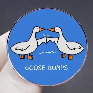 Broche bleue créative avec oies de dessin animé et texte Goose Bumps sur badge métal