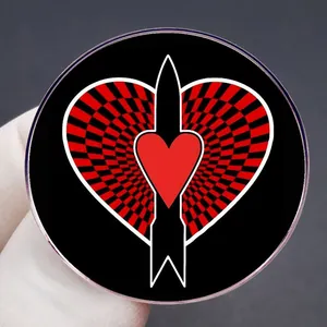 Broche émaillée gothique avec cœur et flèche sur motif en damier style punk rock