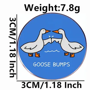 Badge rond en émail bleu avec oie humoristique et dimensions précises du produit