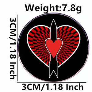Broche émaillée gothique Love and Rockets avec cœur rouge et flèche, 3cm de diamètre