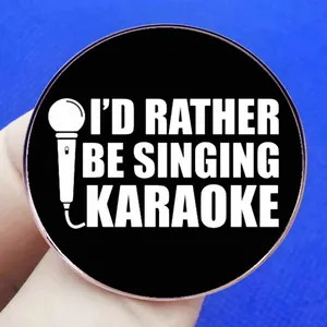 Στρογγυλή καρφίτσα καραόκε με κείμενο I'd Rather Be Singing Karaoke και μικρόφωνο