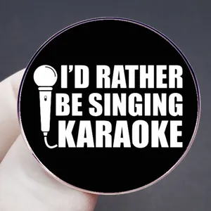 Στρογγυλή μαύρη καρφίτσα με το κείμενο I'D RATHER BE SINGING KARAOKE και μικρόφωνο