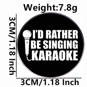 Μαύρη καρφίτσα εμαγιέ I'D RATHER BE SINGING KARAOKE με μικρόφωνο, διάμετρος 3 cm