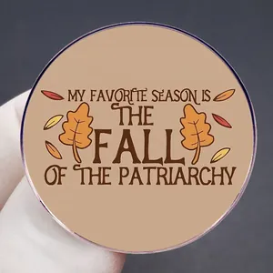 Badge My Favorite Season Is The Fall Of The Patriarchy avec motifs de feuilles d'automne
