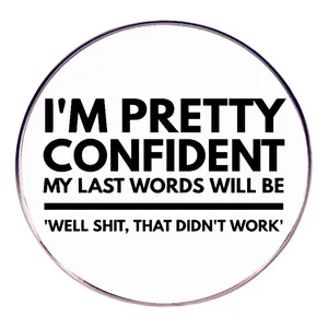 Spilla Rotonda con Citazione Inglese Umoristica Slogan Confident in Metallo Lega Bianco e Nero per Uomo e Donna