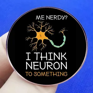 Grappige neuron emaille speld met tekst 'Me Nerdy?' op een zwarte metalen basis