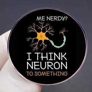 Grappige neuron pin met wetenschappelijke tekst, in de hand gehouden voor de afmetingen