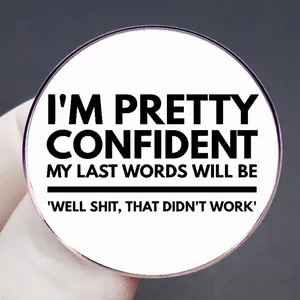 Spilla smaltata divertente con citazione sarcastica su badge tondo bianco per abbigliamento