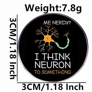 Cartoon neuron emaille speldje met tekst 'I think neuron to something', ronde badge