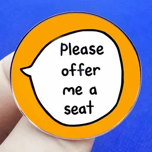 Oranje button met Please offer me a seat tekst vastgehouden op blauwe getextureerde basis
