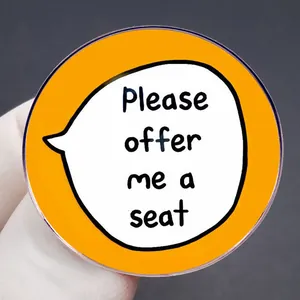Oranje 'Please offer me a seat' badge van acryl voor gebruik in het openbaar vervoer
