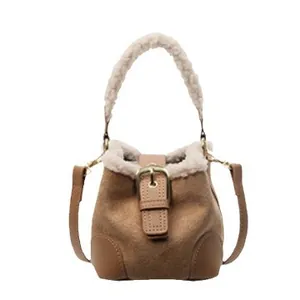 Mini-Eimertasche aus braunem Wildleder und Kunstfell mit goldener Gürtelschnalle