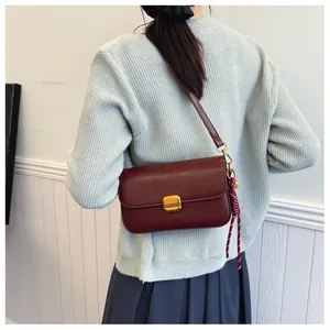 Sac bandoulière rétro en cuir bordeaux avec boucle dorée et foulard en soie décoratif