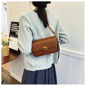 Sac bandoulière classique en cuir marron avec boucle dorée et foulard en soie décoratif