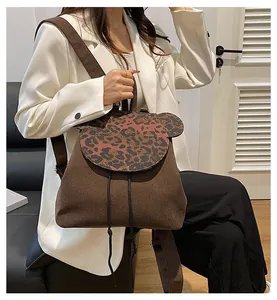 Detail eines Cord-Rucksacks mit Leoparden-Flap und süßem Tierohr-Design am Deckel