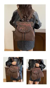 Detail eines Cord-Rucksacks in Bärenform mit Leopardenmuster-Ohren und Kordelzug