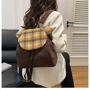 Detail der Cord-Rucksack mit Bärenklappe und Kordelzugverschluss für Damen