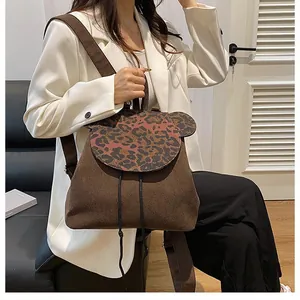 Details des trendigen Cord-Rucksacks mit Leopardenmuster zum weißen Blazer-Outfit
