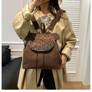 Detailansicht eines braunen Cord-Rucksacks mit Leoparden-Bärenohren am Modell