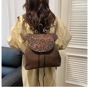 Rückansicht eines stilvollen Cord-Rucksacks mit Leopardenmuster und Bärenohren am Modell
